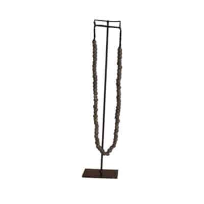 glazen kralenketting op standaard zwart